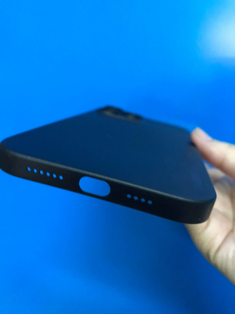 Ốp Lưng iPhone 13 Pro Max Hiệu Memumi Mỏng Dạng Nhám Mờ Cao Cấp được làm bằng silicon siêu dẻo nhám và mỏng có độ đàn hồi tốt, nhiều màu sắc mặt khác có khả năng chống trầy cầm nhẹ tay chắc chắn.